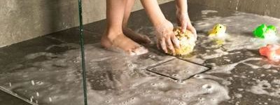 Обустройство душевой кабины из плитки со сливом в полу своими руками. С поддоном и без него