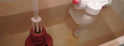 Советы для умных хозяев: вот как очистить бачок унитаза от ржавчины в домашних условиях